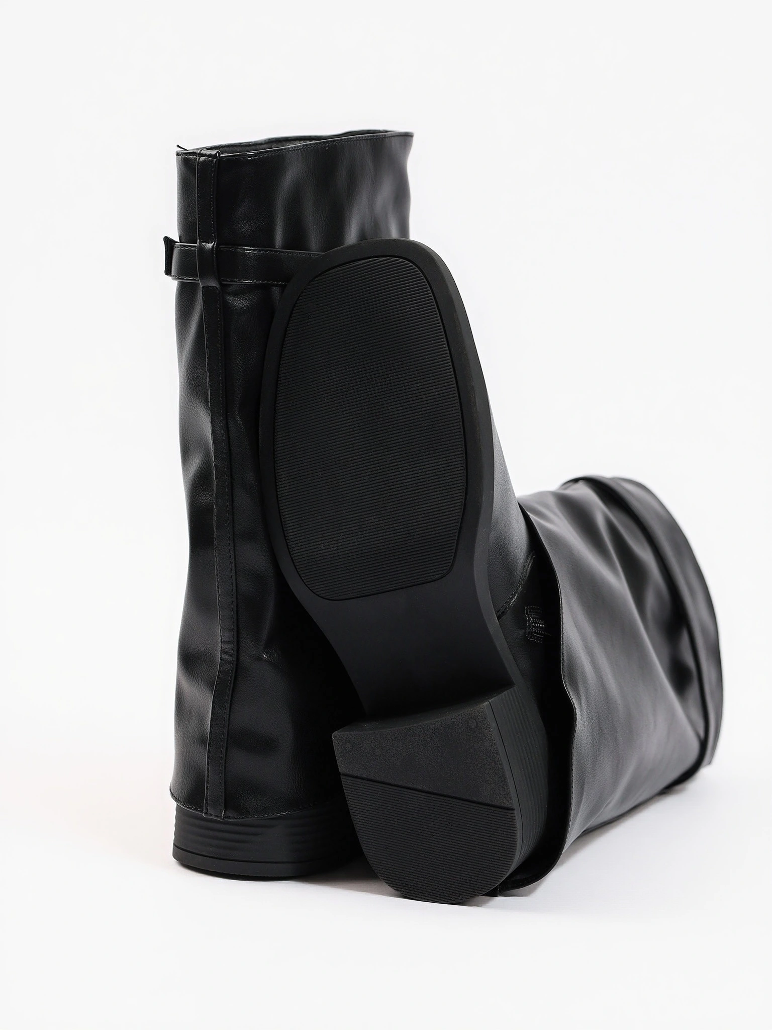 Сапоги укороченные с отворотом черного цвета